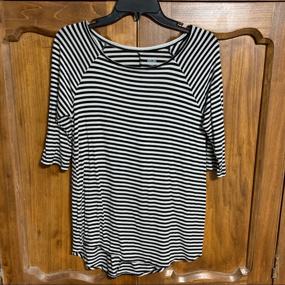 Kohl’s SO uthentic American Heritage Legging Tee - Side Small